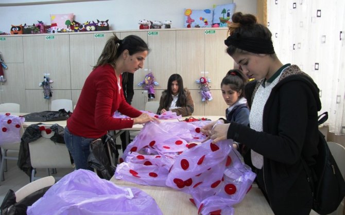 Çöp poşetleriyle 23 Nisan’a hazırlanıyorlar