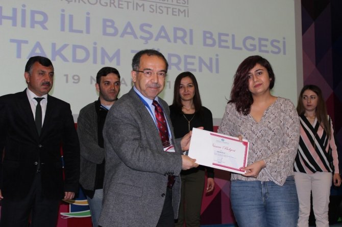 Anadolu Üniversitesi başarılı öğrencileriyle buluşmaya devam ediyor