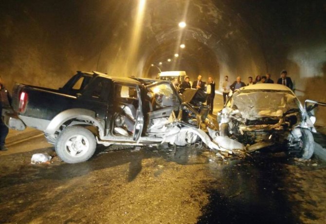 Tünelde iki araç kafa kafaya çarpıştı: 3 ölü, 3 yaralı