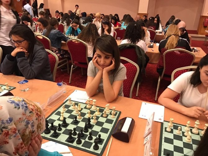 Öğrenciler Üniversitelerarası Satranç Şampiyonasından başarıyla döndü