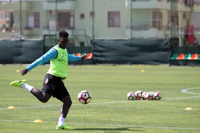 Emre Akbaba: “Alabildiğimiz kadar puan alıp üst sıralarda bitirmeye çalışacağız”