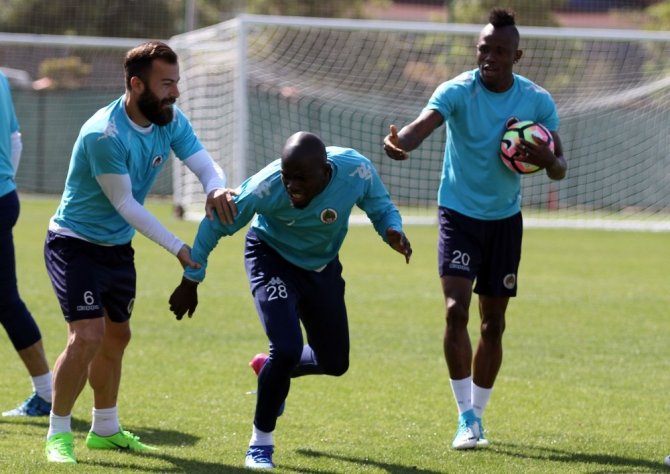 Emre Akbaba: “Alabildiğimiz kadar puan alıp üst sıralarda bitirmeye çalışacağız”