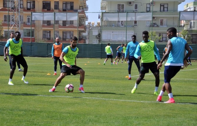 Emre Akbaba: “Alabildiğimiz kadar puan alıp üst sıralarda bitirmeye çalışacağız”