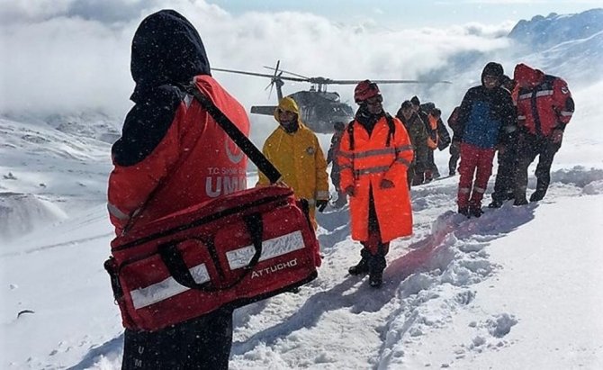 Helikopter kazasında kurtarma ekipleri zor anlar yaşamış