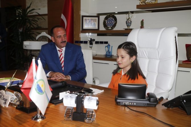 Başkan Duruay, 23 Nisan dolayısıyla koltuğunu Mervegül Buğday’a bıraktı