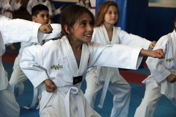 Taekwondo ile büyüyüp geleceklerine yön veriyorlar