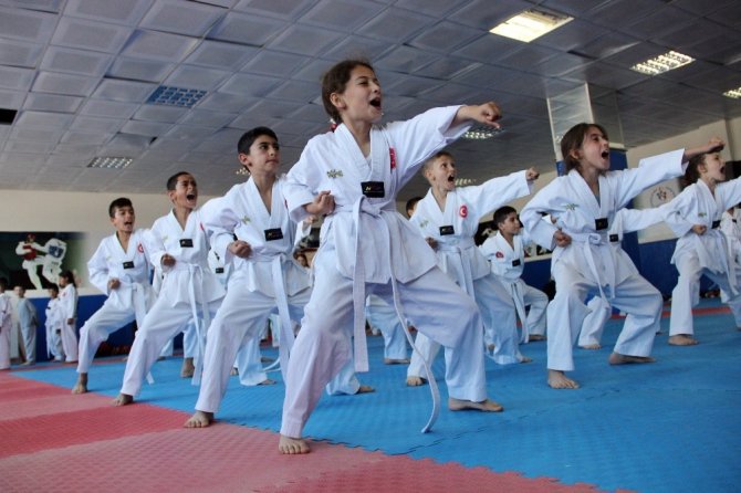 Taekwondo ile büyüyüp geleceklerine yön veriyorlar