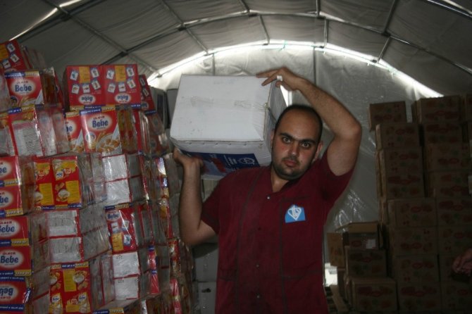 Suriye’ye insanı yardımlar sürüyor
