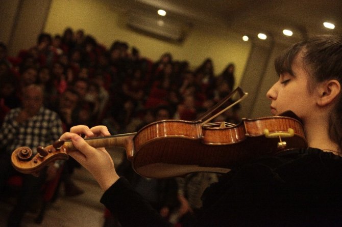 16 yaşındaki müzisyenin dünya başarıları gençlere ilham veriyor