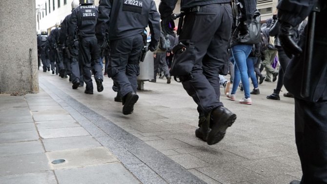 Aşırı ırkçı AfD’liler Köln’de protesto edildi