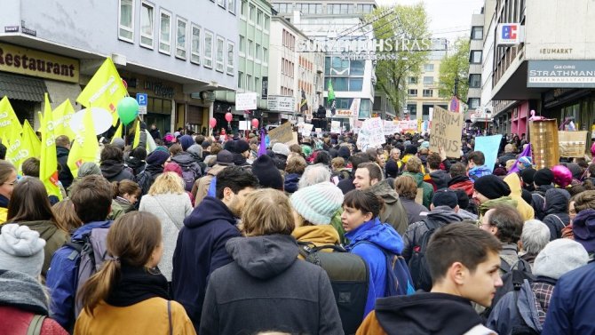 Aşırı ırkçı AfD’liler Köln’de protesto edildi