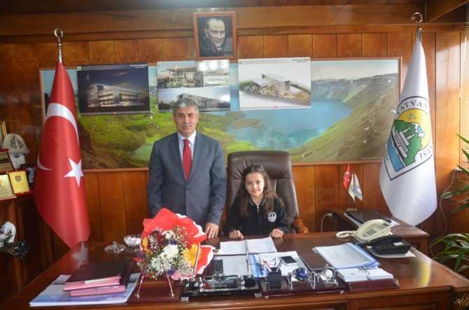 Başkan Aksoy, koltuğunu öğrenciye bıraktı