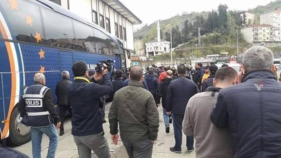 Medipol Başakşehirli futbolcular maç sonunda gazeteciye saldırdı