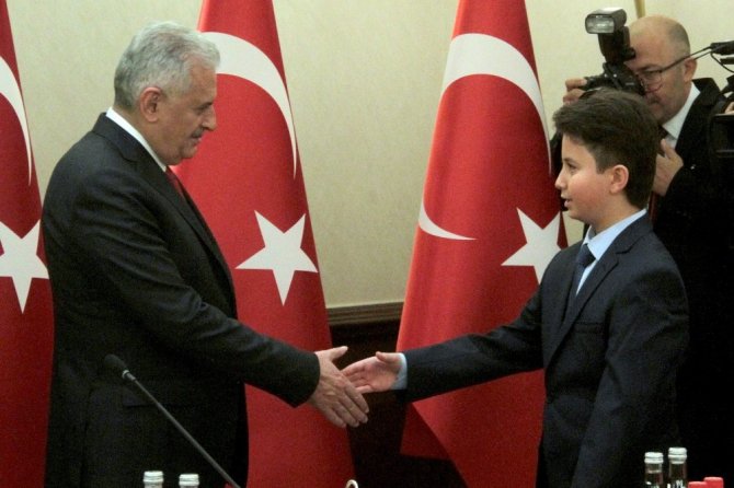 Başbakan Yıldırım, koltuğunu çocuk başbakana devretti