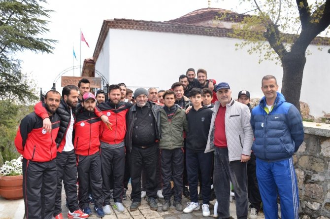 Bileciksporlu oyuncular zorlu Vitraspor maçı öncesi Şeyh Edebali Türbesini ziyaret etti