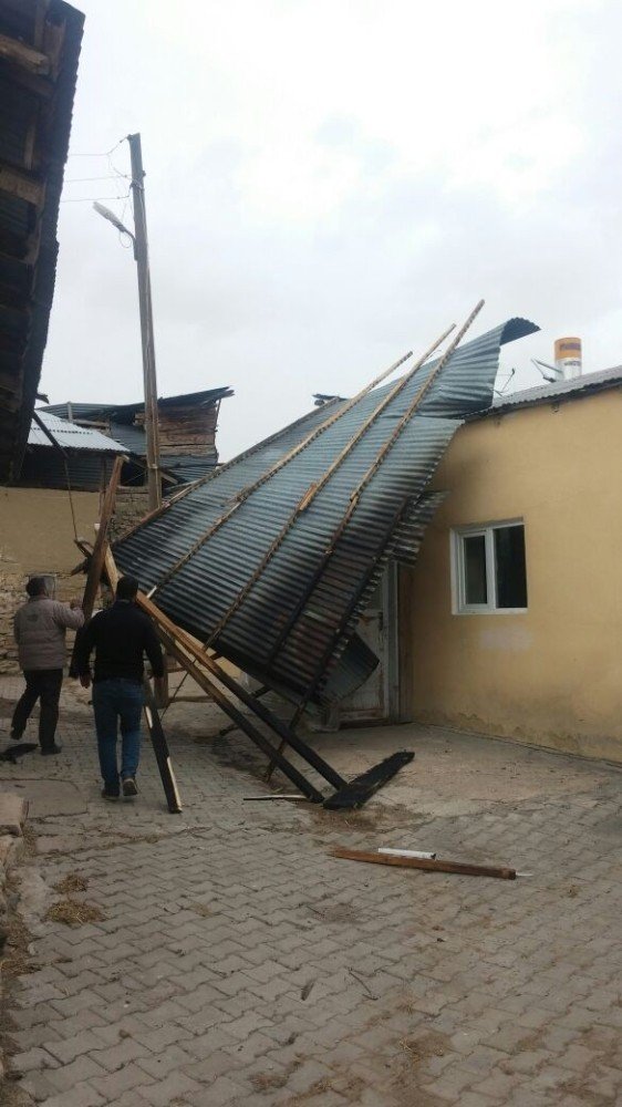 Bayburt’ta 4 evin çatısı uçtu