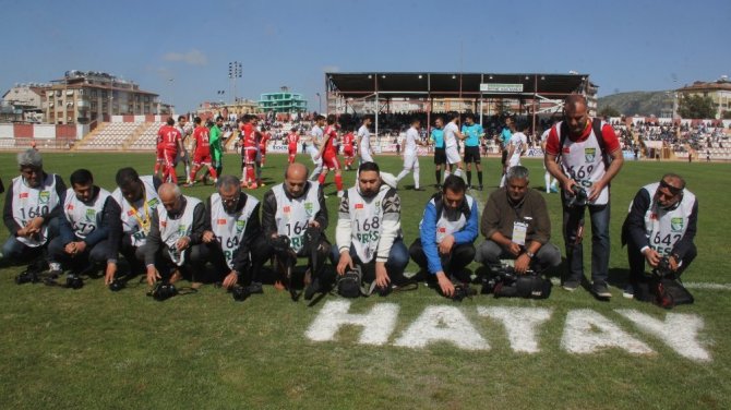 Hatay’da gazetecilerden Başakşehirli futbolculara protesto