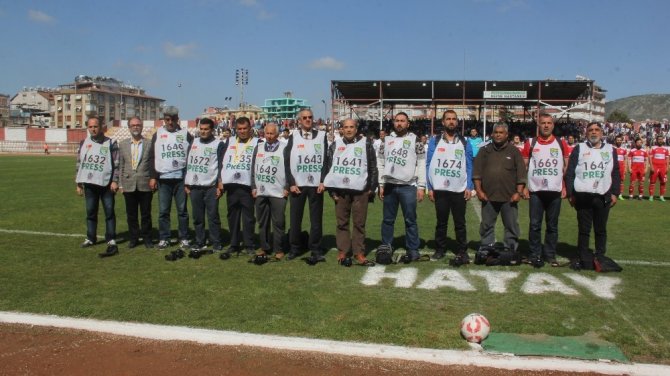 Hatay’da gazetecilerden Başakşehirli futbolculara protesto