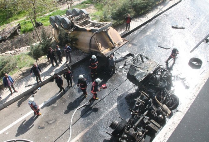 Üst geçitten düşen kamyon alev alev yandı: 2 yaralı