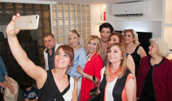 Deniz Akkaya’dan 21 bin liralık yatak pozu