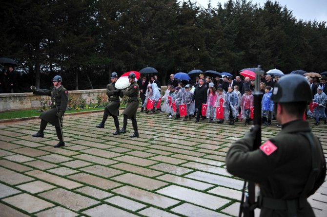 Milli Eğitim Bakanı Yılmaz, 23 Nisan dolayısıyla Anıtkabir’i ziyaret etti