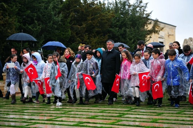 Milli Eğitim Bakanı Yılmaz, 23 Nisan dolayısıyla Anıtkabir’i ziyaret etti