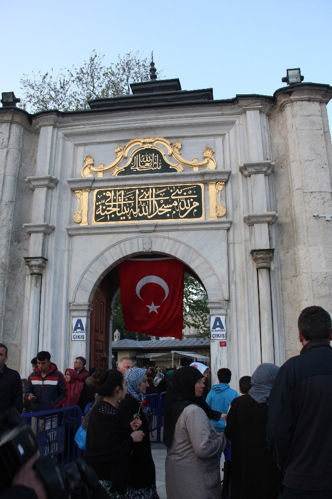 İstanbul’un tarihi camilerinde Miraç Kandili coşkusu