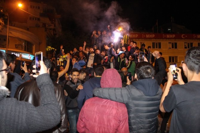 Fenerbahçeli taraftarlardan coşkulu kutlama