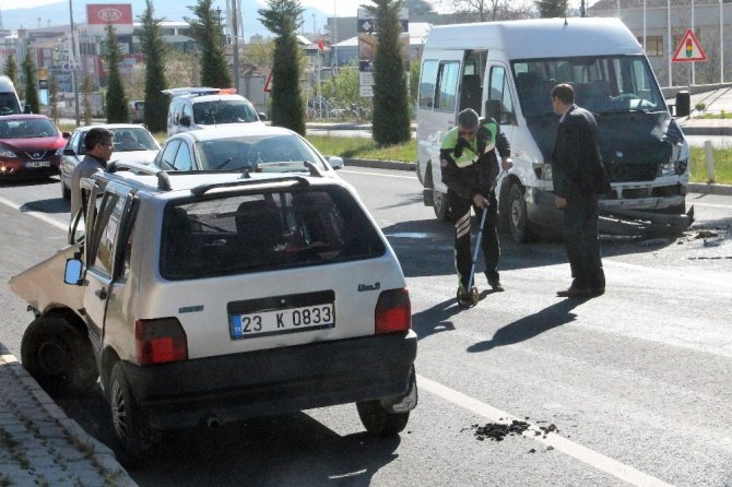 Öğretmenleri taşıyan servis ile otomobil çarpıştı:3 yaralı