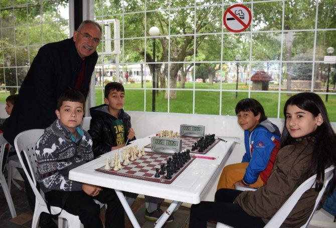 İncirliova’da satranç şampiyonları ödüllendirildi