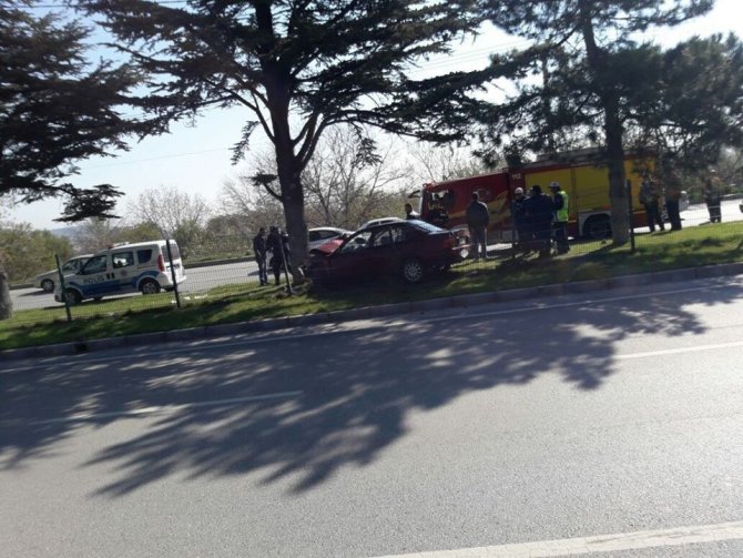 Otomobil ağaca çarptı: 1 ölü, 2 yaralı