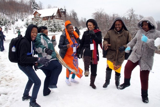 İlk kez karla tanışan Afrikalı öğrenciler doyasıya eğlendi