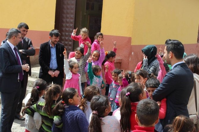 Kaymakam Özderin köy çocuklarını sevindirdi