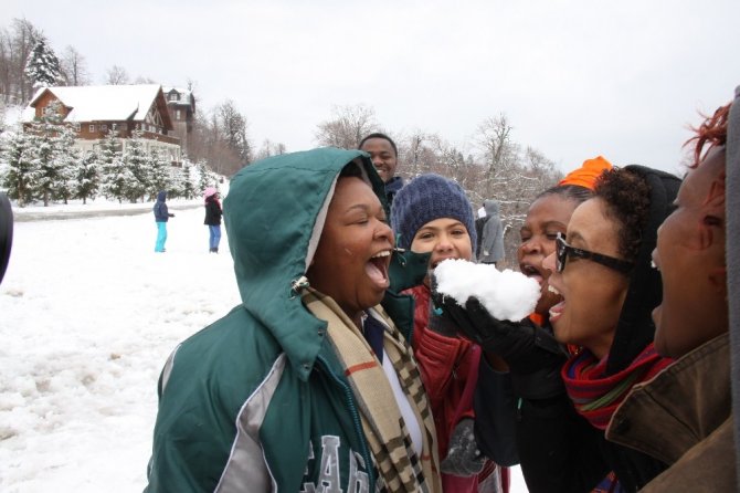 İlk kez karla tanışan Afrikalı öğrenciler doyasıya eğlendi