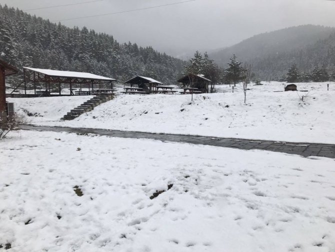 Ilgaz’da kayak merkezinde Nisan karı 10 santimi buldu