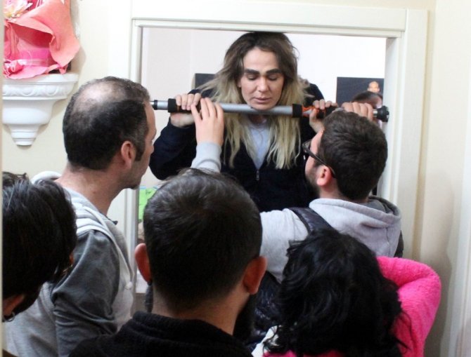 Eşinden boşanan Survivor Nagihan ‘evde kalmış’ kızı oynuyor