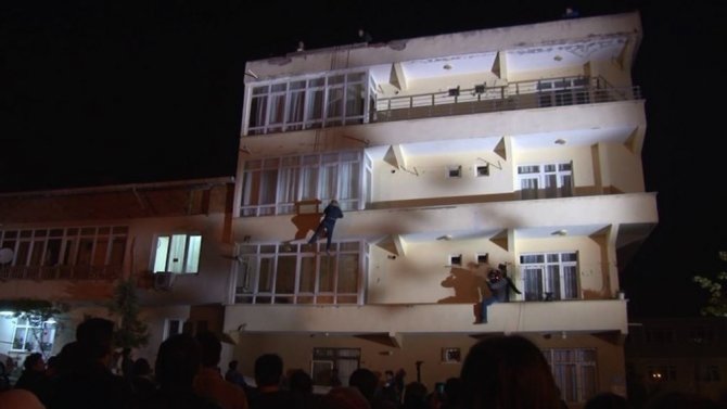 Eşinden boşanan Survivor Nagihan ‘evde kalmış’ kızı oynuyor