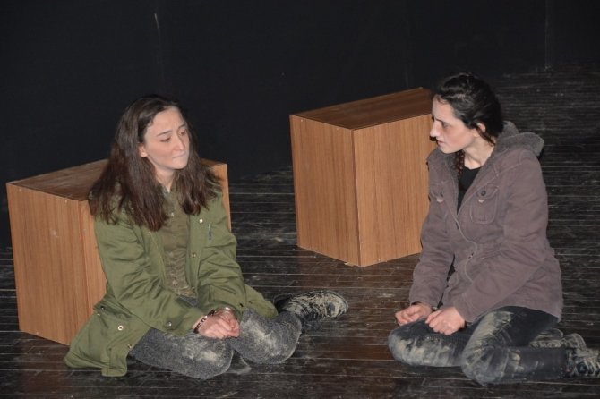 Düzce Üniversitesi Öğrencilerinden etkileyici bir tiyatro gösterisi