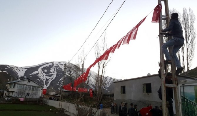 Şehidin Tatvan’daki köyü bayraklarla donatıldı