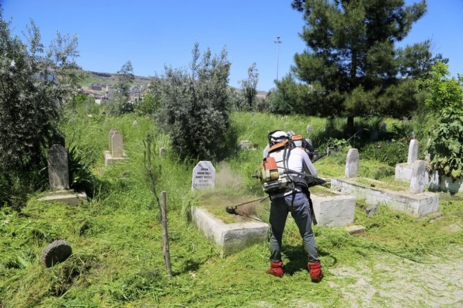 Cizre Belediyesi Asri Mezarlığında temizleme ve bakım çalışmasını başlattı