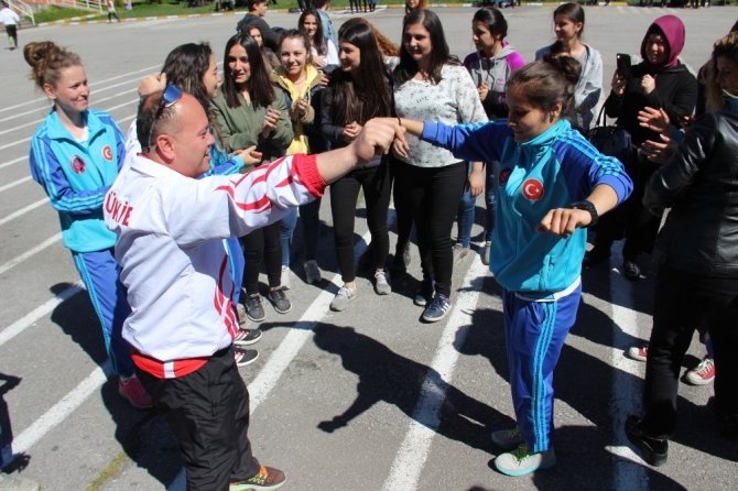 Türkiye şampiyonu kızlara davullu zurnalı karşılama