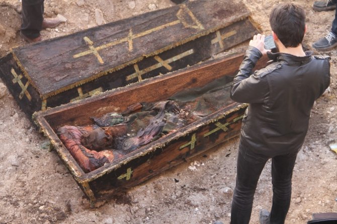 İnşaat kazısında Rus komutana ait mezar çıktı, çalışmalar durduruldu