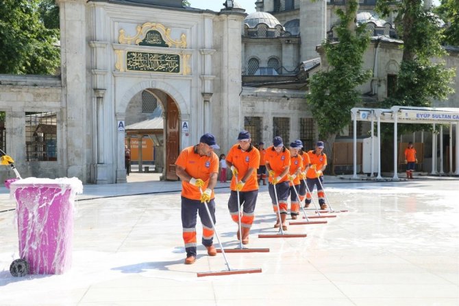 Eyüp Sultan Meydanı her gün yıkanıyor
