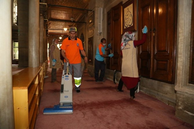 Eyüp Sultan Meydanı her gün yıkanıyor