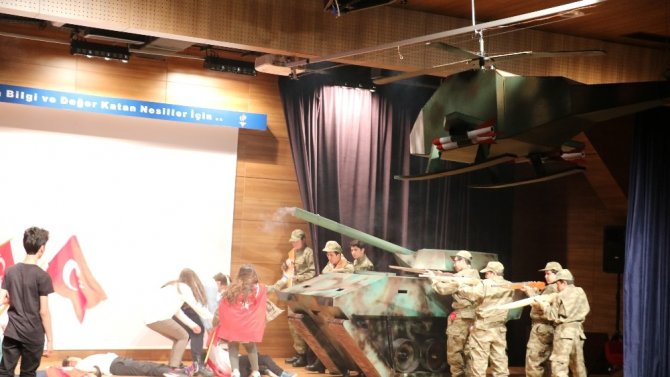 Sahnede helikopter ve tanklarla 15 Temmuz canlandırıldı