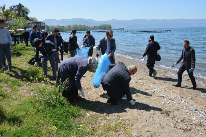 İznik gölü sahillerini temizlediler
