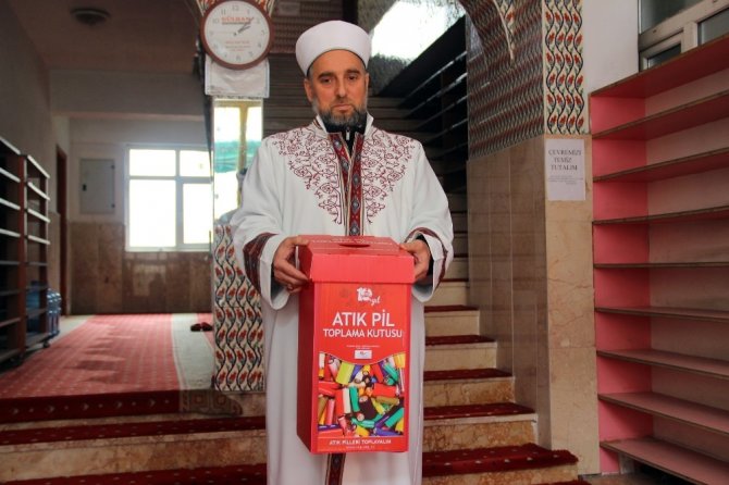 Çevreci imam cemaatine çevre temizliğini aşılıyor