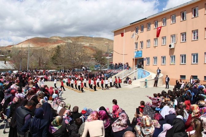 Çocuk bayramını gecikmeli kutladılar