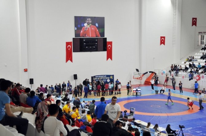Milli güreşçi adına spor salonu açıldı