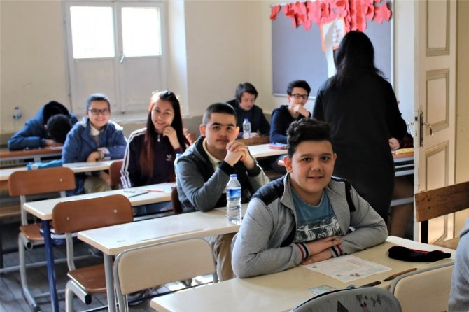 Bursa’da öğrenciler TEOG sınavına girdi, veliler dışarıda dua etti